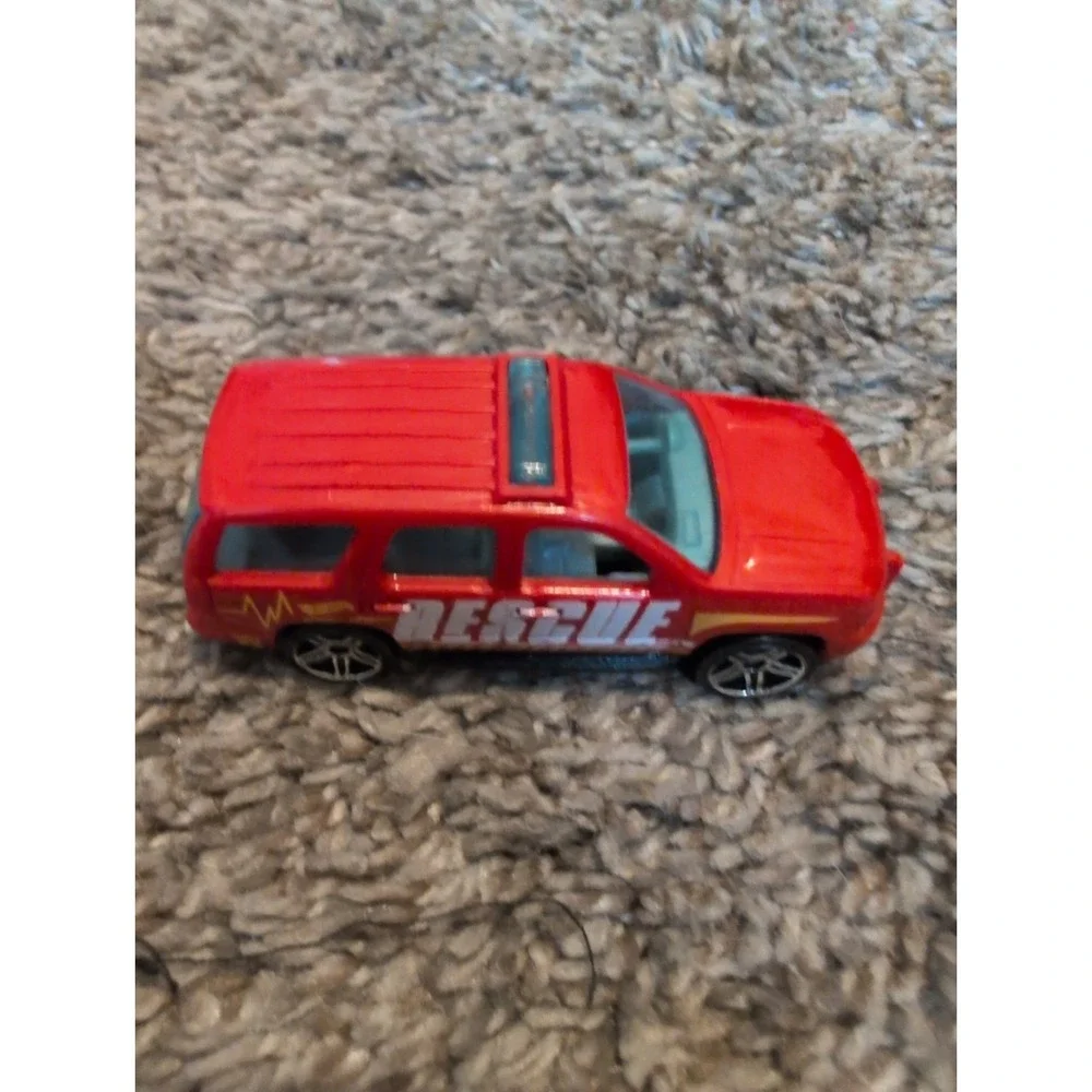 Hot Wheels 2007 Chevy Tahoe Rescue Diecast Toy Car Red Chevrolet 103